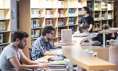 Etudiants à la bibliothèque de l'EPHE