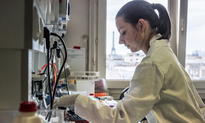 Chercheuse dans son laboratoire à l'Institut Curie
