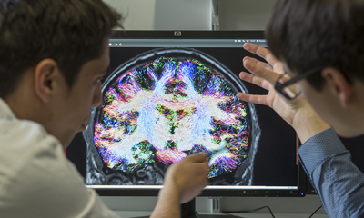 Deux chercheurs devant ordinateur à INRIA Paris