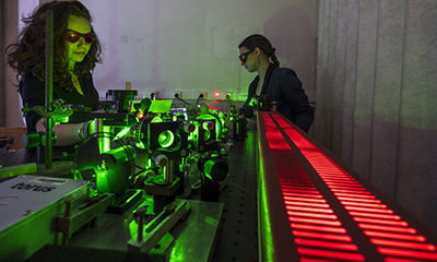 Deux étudiantes font des tests scientifique à ESPCI Paris