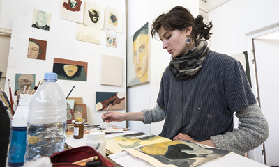 Etudiante des Beaux-Arts de Paris en train de peindre 