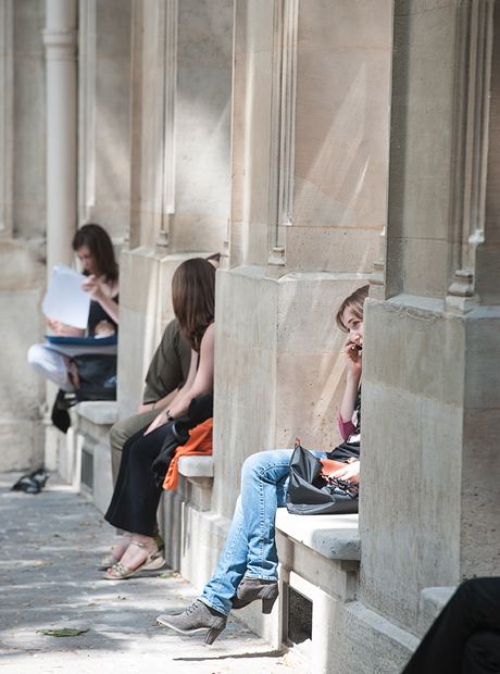 Etudiantes assises dans la cour aux Ernest à l'ENS