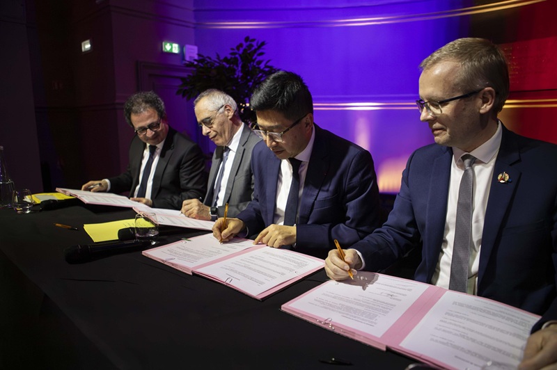 Photo des président de l'université PSL, IP Paris, ESCP et DGA qui signent le protocole