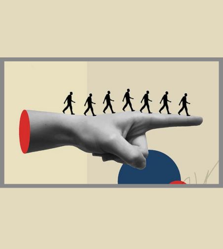 Photo officielle, sept personnes qui marchent sur une main qui montre du doigt la gauche