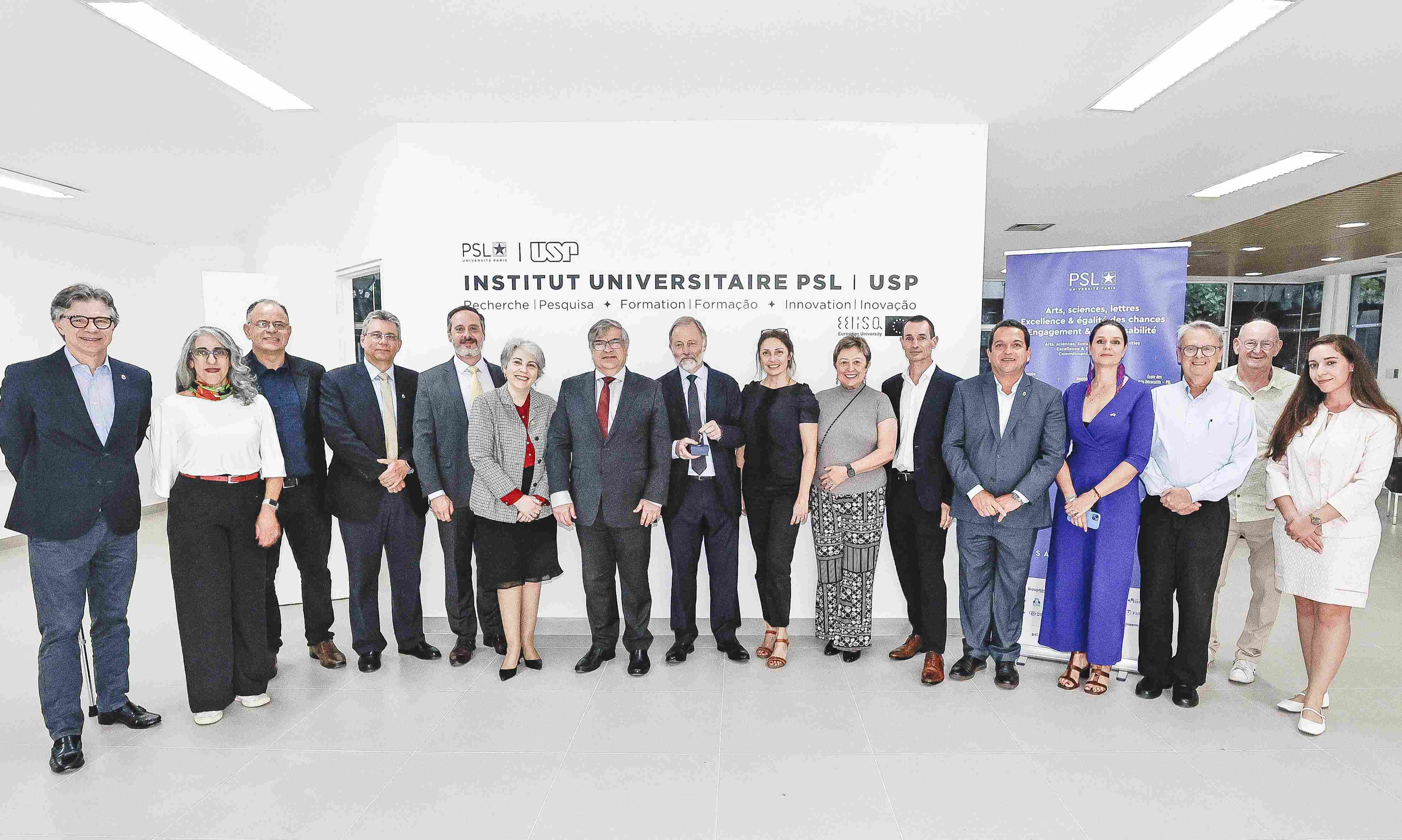 Photo du groupe lors de l'inauguration des locaux de l'Institut universitaire PSL | USP