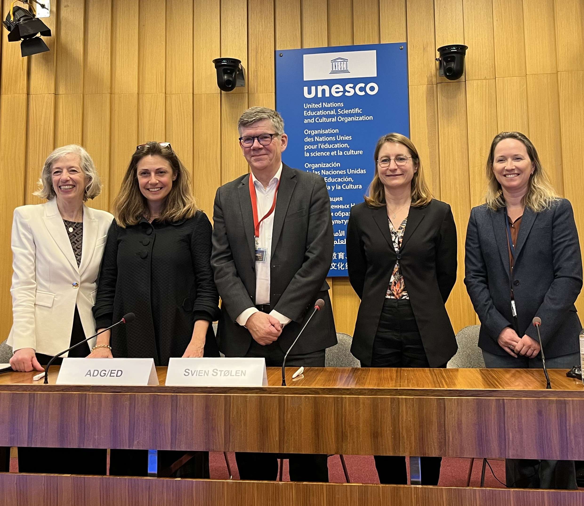 Photo du groupe lors de la signature d'un accord entre l'UNESCO et la Global University Academy