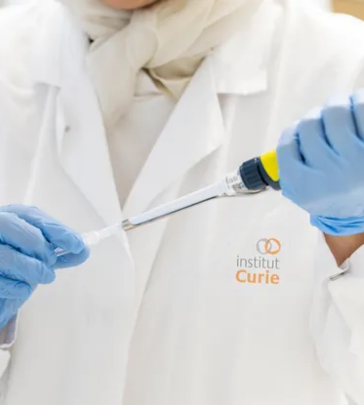 Photo scientifiques manipulant une seringue 