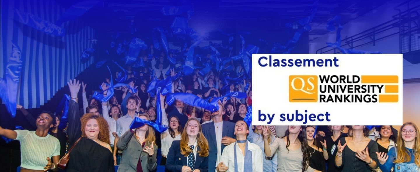 Photo d'étudiant pendant un lancé de chapeaux