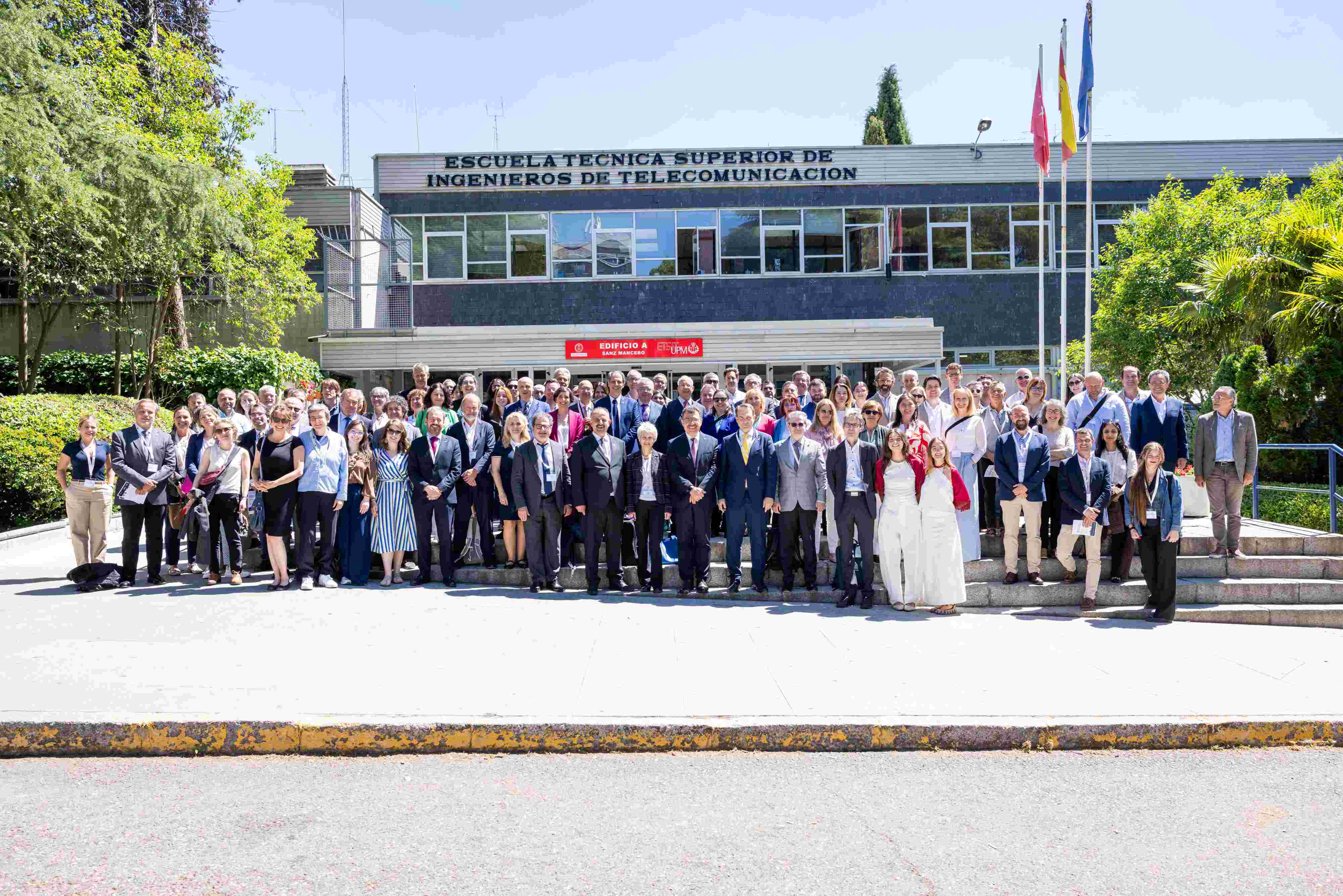 Photo du groupe lors du Grand meeting à Madrid