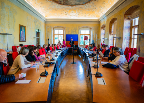 Réunion dans une salle de conférence lors d'une staff week
