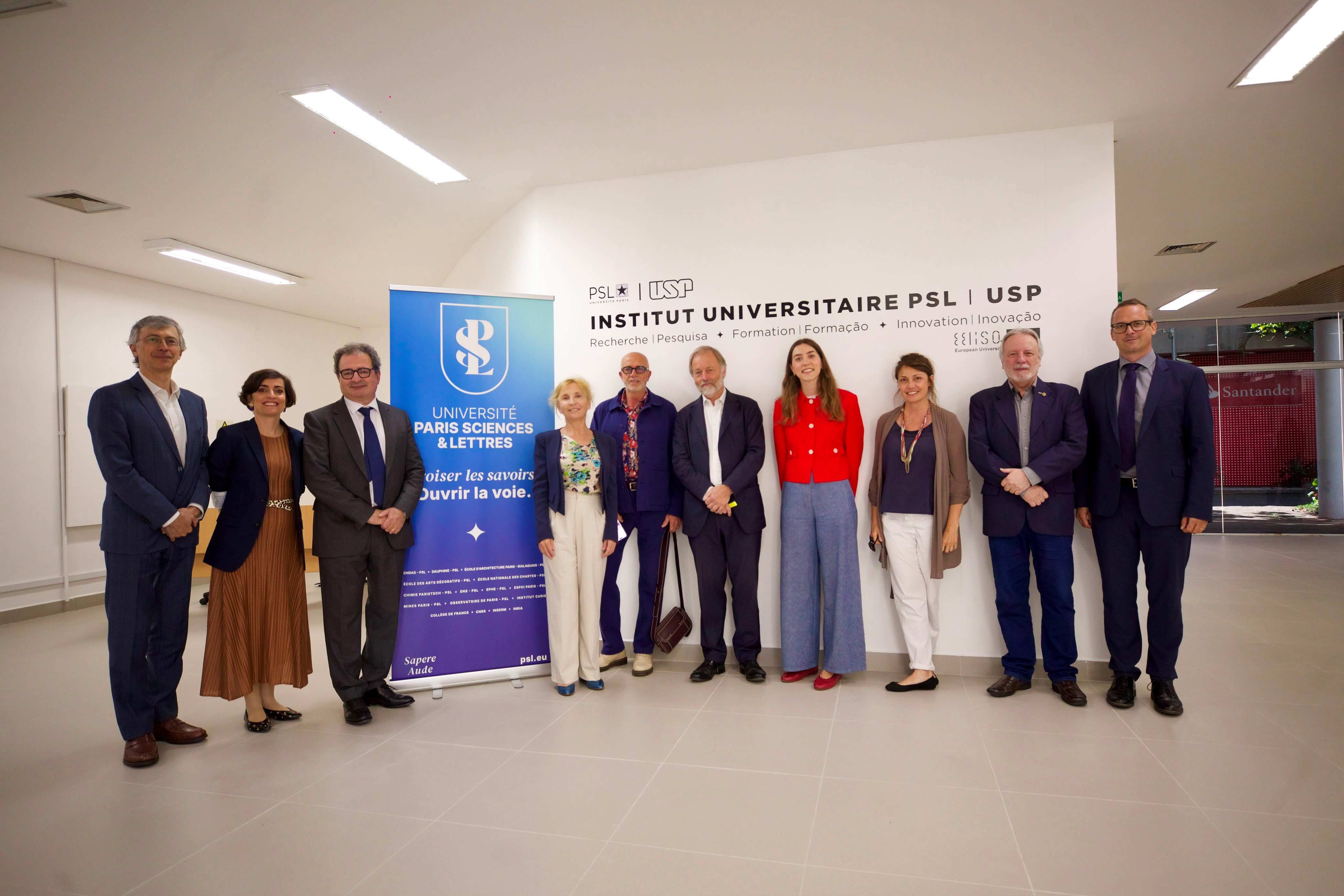 Photo du groupe devant la signalétique de l'Institut universitaire PSL | USP