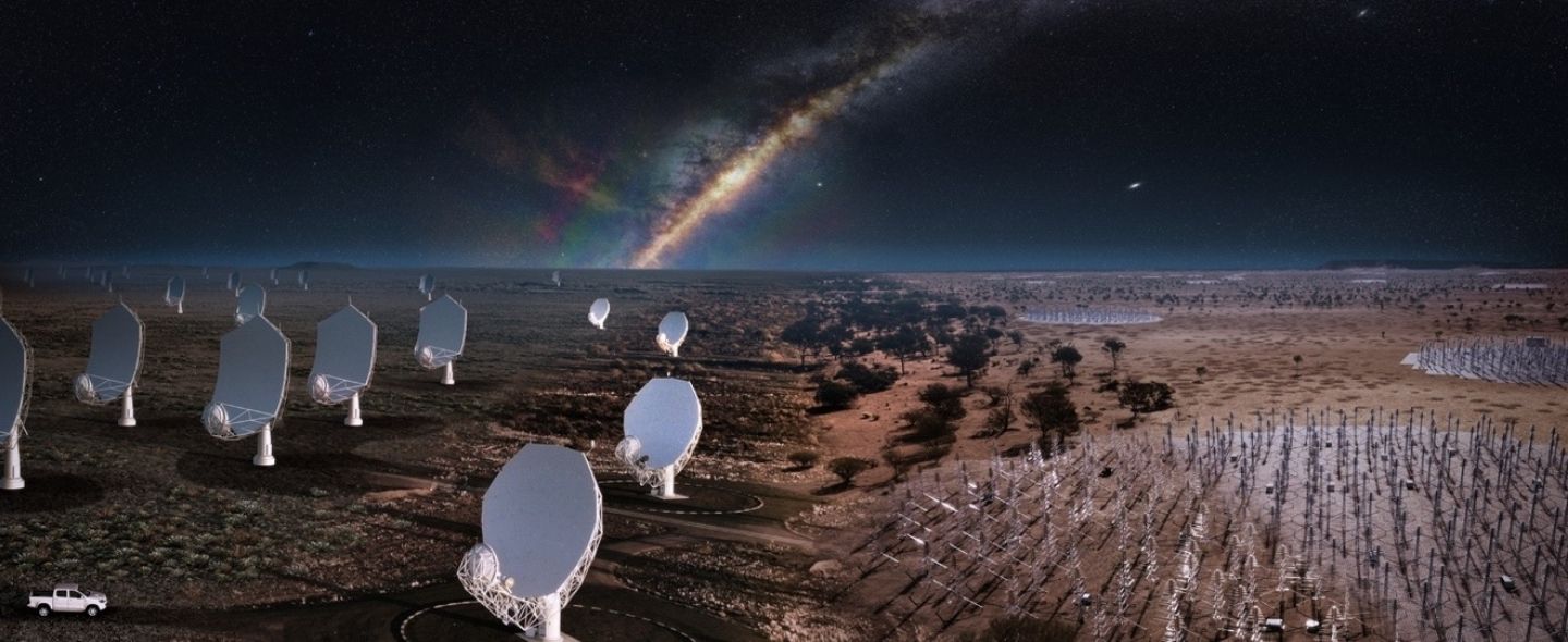 Vue d’artiste des deux télescopes de l’Observatoire SKA : SKA-Mid à gauche et SKA-Low à droite SKA Observatory 