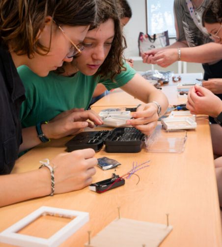 Photo de deux étudiantes en train de faire une expérience