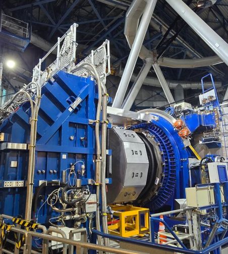 L’instrument MOONS est installé sur l’un des télescopes de 8 mètres du Very Large Telescope (VLT) de l’ESO. 