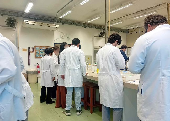 Doctorants dans un laboratoire