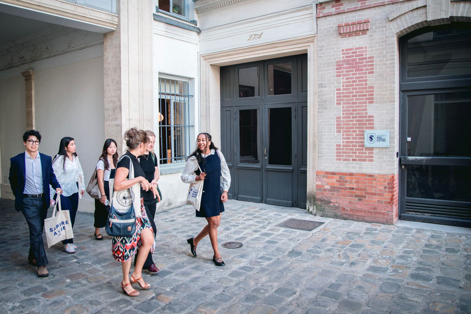 Les Lafayette Fellows marchent ensemble dans le Passage Dauphine