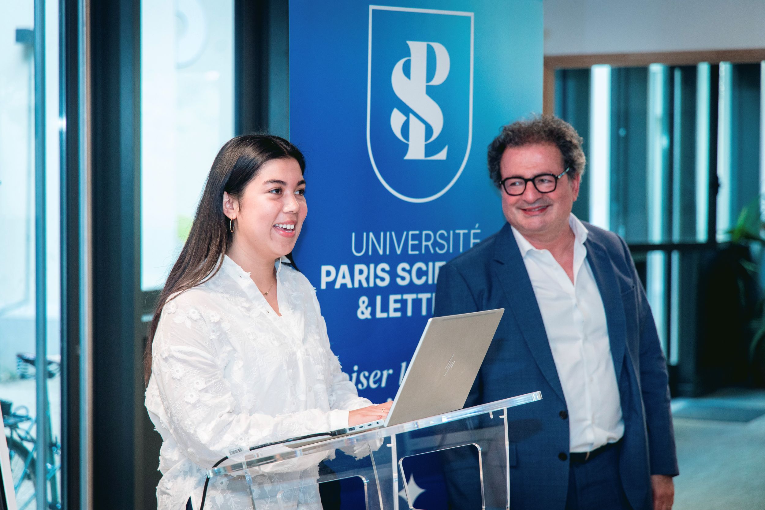 Photo d'une des Lafayette Fellows qvec le Président de l'Université PSL