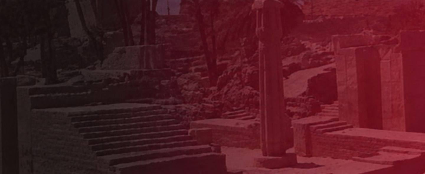 Paysage religieux de Karnak avec le dégradé rouge de l'EPHE-PSL