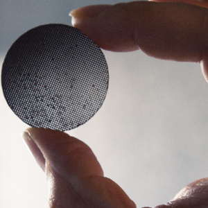 Zoom sur la main d'un chercheur montrant ses travaux dans son laboratoire 