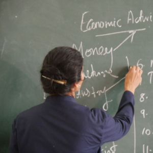 photo d'un professeur au tableau