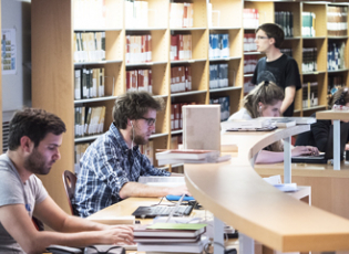étudiants à la bibliothèque de l'ephe psl