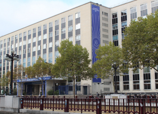 Entrée de Paris-Dauphine, membre de l'Université PSL ® Paris-Dauphine