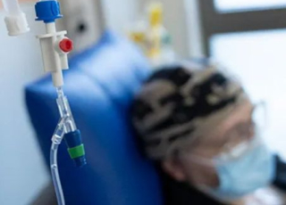Photo prise dans un hopital, avec la perfusion et un patient 
