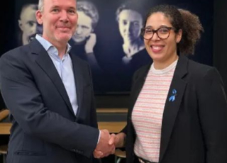 Photo des président.e de IQVIA et institue curie qui se sèrent la main