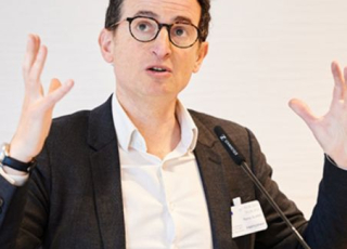 Photo de Rémy Slama en pleine prise de parole