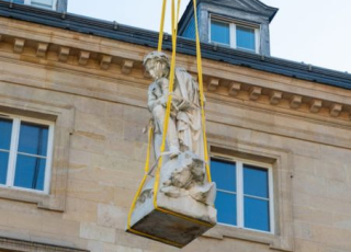 photo de la sculpture de Jean-François Champollion en déplacement
