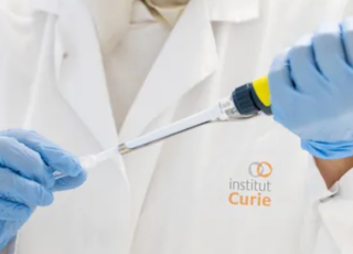 Photo scientifiques manipulant une seringue 