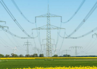 photo d'un champ avec un réseau électrique