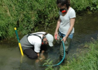 photo d'une équipe dans la rivière