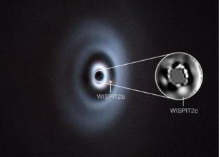 Images VLT de deux planètes en formation autour de la jeune étoile WISPIT 2. 