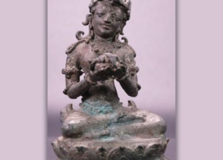 Statue en bronze de la déesse Puṣpā, mise au jour à Surocolo en 1976,  restituée par le Met