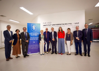 Photo du groupe devant la signalétique de l'Institut universitaire PSL | USP