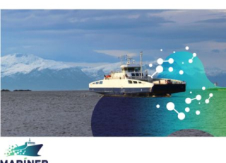 Ferry en navigation avec des montagnes enneigées en fond 