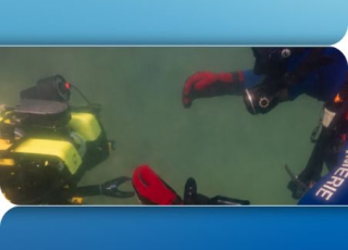 Photo d'un nageur sous l'eau 