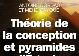 Photo des pyramides avec des rayons du soleil les traversant