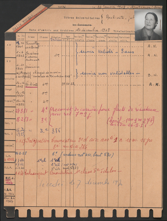 Fiche récapitulative de la carrière d’Édith Thomas (détail) © AB IVc/169 (Archives nationales, Pierrefitte-sur-Seine)